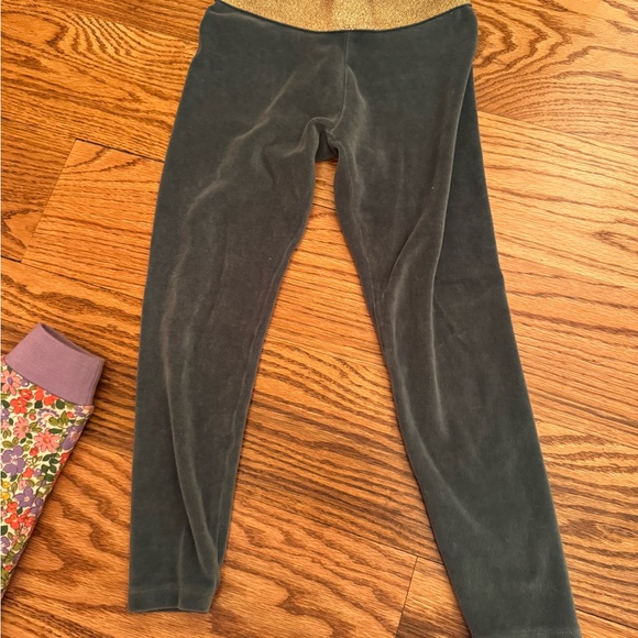 Mini Boden floral  Top with Gray Leggings and pumpkin bag - Picture 8 of 8